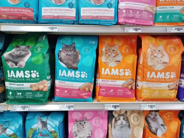 Houston, Teksas ABD 12-01-2024: Ben AMS kuru kedi maması torbaları süpermarket raf hayvan mağazası.
