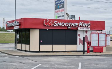 Humble, Texas USA 11-28-2019: Smoothie King restoranının dış ve otoparkı.