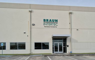 Houston, Teksas ABD 03-02-2025: Braun Intertec Intertec Corporation jeoteknik mühendislik mağazası önü.