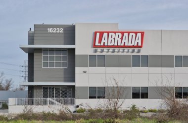 Houston, Teksas ABD 03-02-2025: Labrada Beslenme Şirketi mağaza önü.