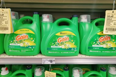 Houston, Teksas ABD 11-13-2024: Süpermarket raflarında kuponlarla çamaşır deterjanı şişeleri kazanın.