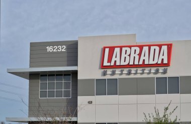 Houston, Teksas ABD 03-02-2025: Labrada Beslenme Şirketi mağaza önü.
