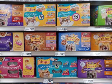 Houston, Teksas ABD 12-01-2024: Friskies market raflarında sergilenen kedi maması tüketici malları.