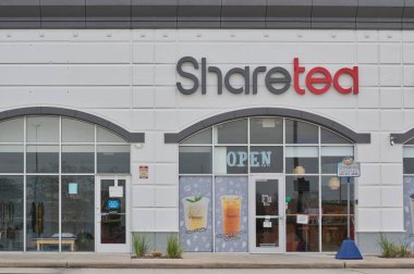 Houston, Teksas ABD 03-02-2025: Sharetea boba çay dükkanı dış cephe.