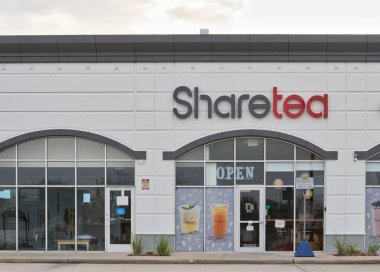 Houston, Teksas ABD 03-02-2025: Sharetea boba çay dükkanı dış cephe.