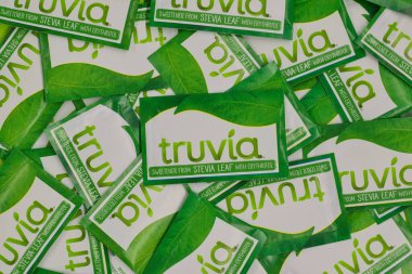 Houston, Teksas ABD 05-14-2025: Truvia yapay tatlandırıcı paketleri stevia yaprağı saçıldı.