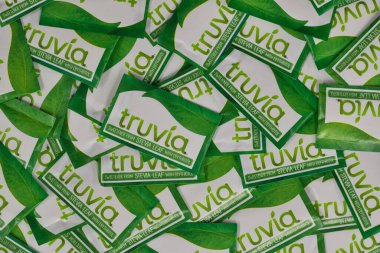 Houston, Teksas ABD 05-14-2025: Truvia yapay tatlandırıcı paketleri stevia yaprağı saçıldı.