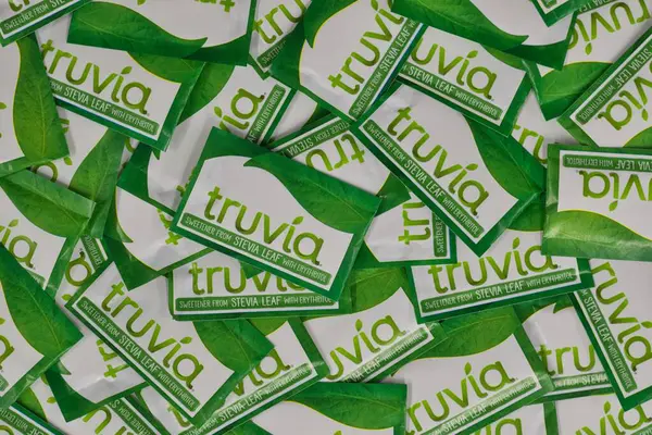 Houston, Teksas ABD 05-14-2025: Truvia yapay tatlandırıcı paketleri stevia yaprağı saçıldı.