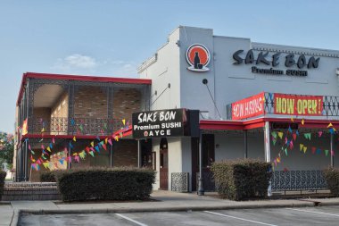 Houston, Teksas ABD 06-08-2025: Sake Bon Japon restoranının suşi barı dış mekanı.