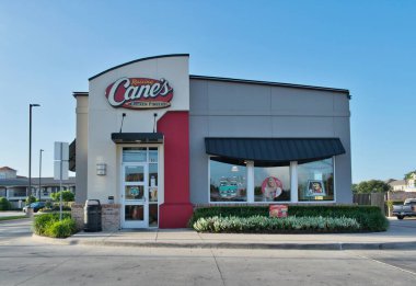 Houston, Teksas ABD 06-22-2025: Yükselen Kanatlar Tavuk Parmakları fast food restoranının mekanı.