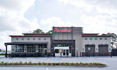 Houston, Teksas ABD 06-22-2025: Portillos fast food restoranının mekanı dış cephe önü.
