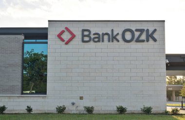 Houston, Teksas ABD 06-22-2025: Bank OZK mağaza önü dış konum finans bankacılık kurumu.