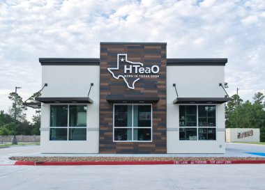 Houston, Teksas ABD 07-20-2025: HTeaO çay evi mağaza vitrini dış cephe.