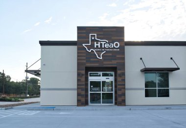 Houston, Teksas ABD 07-20-2025: HTeaO çay evi mağaza vitrini dış cephe.