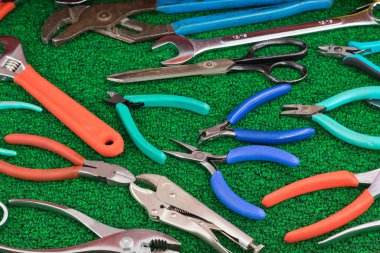 Çeşitli pense anahtarı klempleme araçları açık araç çekmecesinde gösterilir.