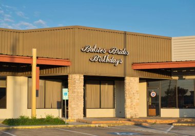 Houston, Teksas ABD 08-03-2025: Bebekler, Gelinler, Doğum günleri etkinlikleri mağaza önü.