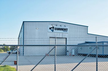 Houston, Teksas ABD 08-10-2025: Güvenli çitlerin arkasındaki mevcut elektrik şirketi mağazası.