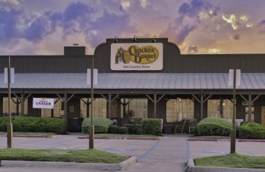 Houston, Teksas ABD 08-24-2025: Cracker Barrel restoranı sabah güneşinin doğduğu dükkan önü.