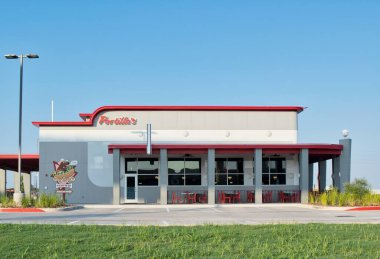 Houston, Teksas ABD 08-24-2025: Portillos fast food restoranının mekanı vitrin önü.