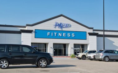 Houston, Teksas ABD 08-24-2025: Yüksek Spor Salonu mağazası ve otopark önü.