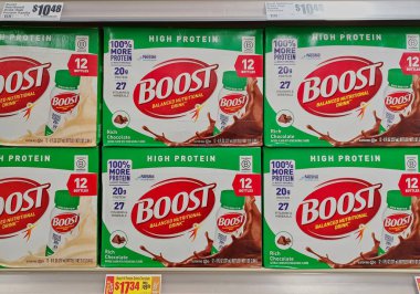 Houston, Teksas ABD 08-27-2025: Süpermarket raflarındaki gıda enerji içecek kutularını artırın.