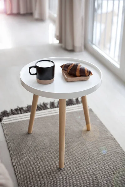Mesa Con Croissant Taza Sillón Suave Sala Estar Ligera —  Fotos de Stock