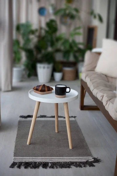 Asztal Croissant Csésze Puha Fotel Világos Nappaliban — Stock Fotó