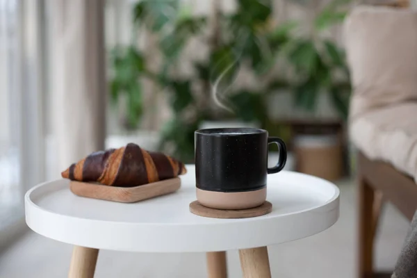 白桌上的蒸咖啡和羊角面包 法国早餐 复制您的文本空间 — 图库照片#
