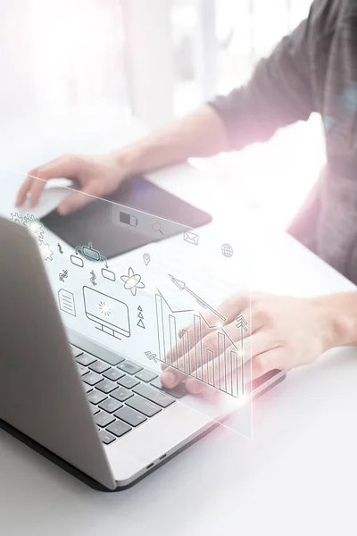 Dijital iletişim ağı kavramı. Erkekler programlıyor. Dijital dönüşüm.