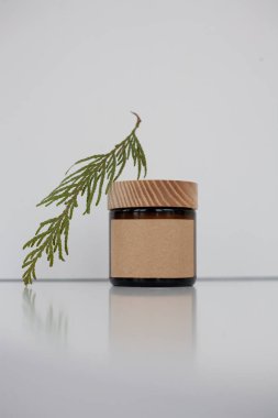 Kraft kağıt etiketli bir kozmetik koyu kehribar cam kavanoz, minimalizm marka paketleme maketi.