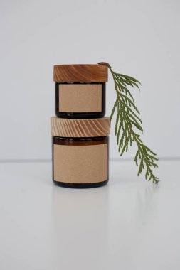 Kraft kağıt etiketli iki kozmetik koyu kehribar cam kavanoz, minimalizm marka paketleme maketi