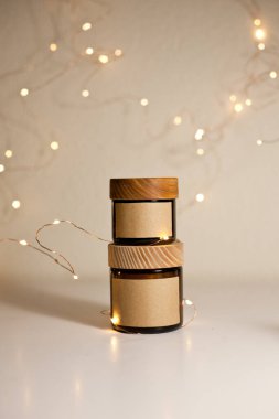 Kraft kağıt etiketli iki kozmetik koyu kehribar cam kavanoz, minimalizm marka paketleme maketi