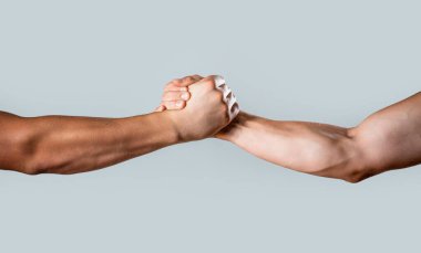 Dostça tokalaşma, dostça selamlaşma, takım çalışması, arkadaşlık. İki el, bir arkadaşın koluna yardım, takım çalışması. - Yakın çekim. Uzanmış, izole edilmiş bir kol, kurtuluş. Yardım elini kapat..