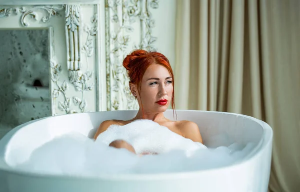 Badewanne Mädchen Schaum Fröhliche Junge Frau Mit Roten Haaren Liegt — Stockfoto