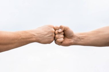 Takım çalışması ve arkadaşlık. Ortaklık kavramı. Adam yumruk tokuşturuyor. Yumruk tokuşturuyoruz. Yumruk Bump. İki yumruğun çarpışması. Yüzleşme kavramı, rekabet. Saygı gösterme ya da onaylama hareketi.