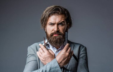 Berber makası, jilet, berber, takım elbise. Klasik berber dükkanı, tıraş. Berber dükkanını ziyaret eden sakallı bir müşteri. Portre sakallı adam. Klasik berber dükkanı..