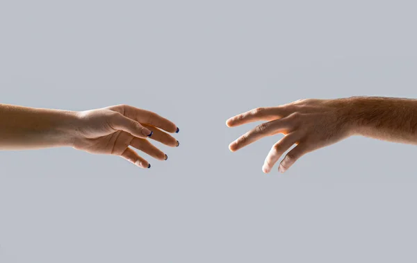 Két Kéz Egy Barát Segítő Karja Csapatmunka Segítő Kéz Koncepció — Stock Fotó