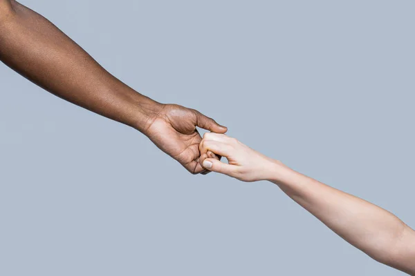 女性とアフリカの女性の手 多民族を助ける 手を助け ジェスチャーを救出する 黒と白の人間の手 アフリカ人と白人の手 助け合いの手を差し伸べる — ストック写真