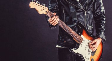 Cihazlar sahneye, bando. Elektro gitar, gitarist, müzisyen rock. Müzik aleti Gitar telleri.