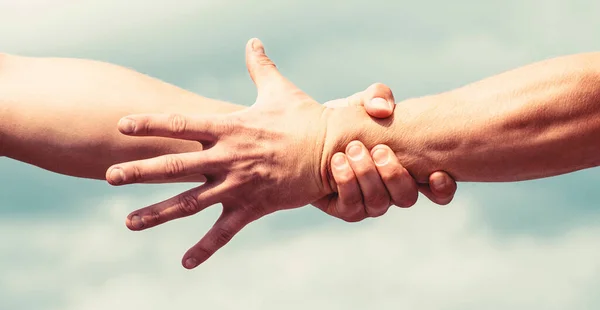 Vriendelijke Handdruk Twee Handen Handen Schudden Redding Hulp Bij Gebaren — Stockfoto