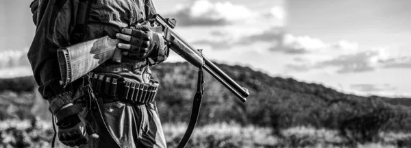 人是在打猎 狩猎期 秋季季节 黑人和白人 拿着枪的男人拿着背包和猎枪的猎人猎手带猎枪和狩猎表格打猎的猎手 — 图库照片