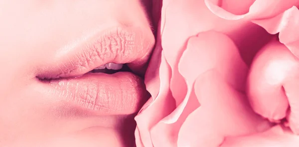 赤い色の口紅でセクシーな女性の唇を閉じます 女性の唇と赤い花 官能的な唇 バラの花を持つ女性 閉じますセクシー女性の唇とともにピンクの口紅 — ストック写真