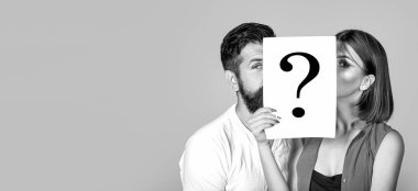 Elinde kağıt soru işareti olan çift. Sorunlar ve çözümler. Kavga eden bir çift. Siyah ve beyaz.