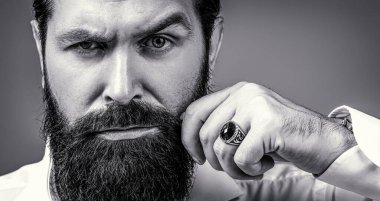 Yakışıklı sakallı, hippi, zarif erkek. Siyah ve beyaz.