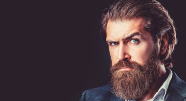 Takım elbiseli yakışıklı sakallı adamın portresi. Takım elbiseli şık yakışıklı adam. Yakışıklı sakallı iş adamı..