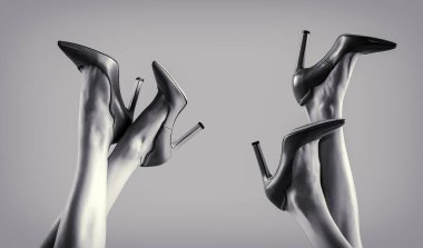 Yüksek topuklu giyen mükemmel kadın bacakları. Bacakları düzgün, yüksek topuklu bir kız. Siyah ve beyaz.