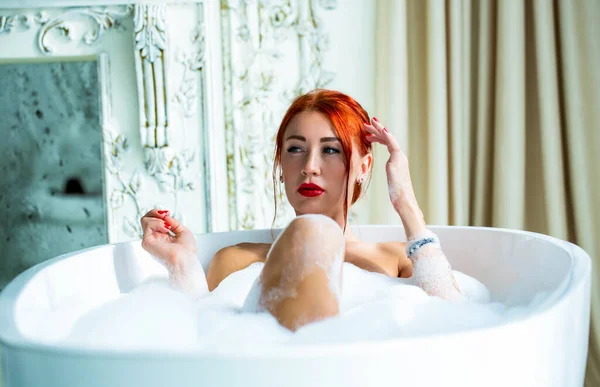 Saflık Rahatlık Kavramı Güzel Kızıl Saçlı Kız Köpük Banyosu Yapıyor — Stok fotoğraf