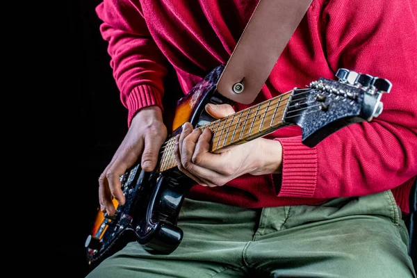 Facet Gra Gitarze Zamknij Rękę Grając Gitarze Muzyk Gra Gitarze — Zdjęcie stockowe