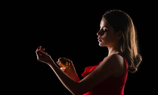 Kobiety Butelką Perfum Piękna Dziewczyna Używająca Perfum Kobieta Butelką Perfum — Zdjęcie stockowe