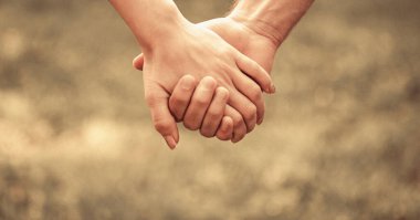 Çiftler sonbaharda ya da yaz parkında el ele tutuşurlar. Yürürken el ele tutuşan çiftlerin yakınlaşması. Kadın ve erkek el ele. Parkta el ele tutuşan bir çift. Tutunun, eller, çiftler.